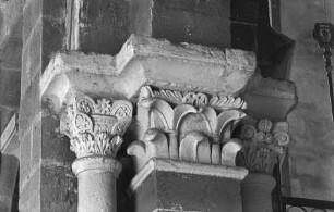 Gurtbogenkapitelle mit pflanzlichen Ornamenten