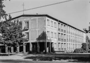 Fetscherstraße : Dresden-Striesen, Fetscherstraße 2. 6. Mittelschule (1957-1958; G. Kintzer, E. Kubin). Straßenansicht