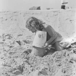 Mädchen spielt am Strand