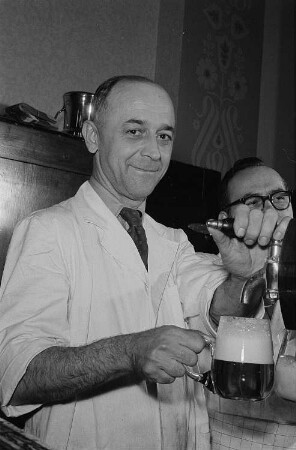 Barmann beim Bier zapfen