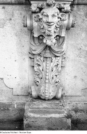 Konsole mit Maske