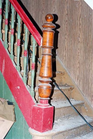 Dorfstraße 32: Bauernhaus: bei Renovierung: Innenansicht: Hausflur: Treppe mit Holzgeländer: Stromkabel