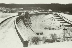 Talsperre Klingenberg. Sperrmauer. Gesamtansicht von der rechten Talseite