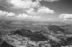 Ausblick vom Nordgipfel : Panoramablick vom Nordgipfel des Gara Muleta-Gebirges gegen Westen. Zu sehen sind Berge.