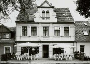 Wohnhaus mit Café