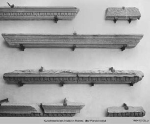 Gesims mit Eierstabdekor : Gesimsfragment a