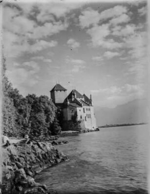 Schloss Chillon : Schloss Chillon an Ufer des Genfer Sees