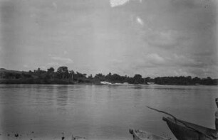 Sanaga-Fluss. Blick vom Ufer stromauf zu den Sanaga-Stromschnellen