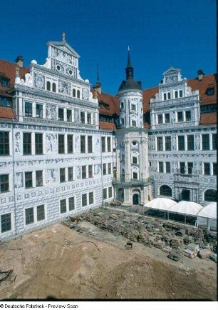 Baustelle Schloß. Großer Hof, West- und Nordseite mit Nordwest-Wendelstein