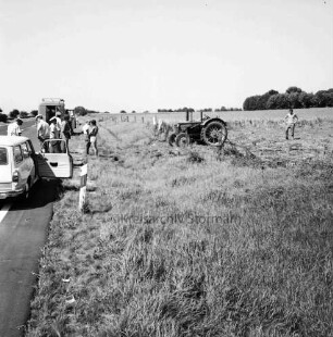 Mord an Brigitte Wetzenstein-Ollenschläger: Bundesautobahn A 1 bei Reinfeld: Leichenfundort im Graben neben Seitenstreifen am 19. August 1972: rechts Trecker nach Mähen eines Teils des Grases und des angrenzenden Getreidefeldes: daneben Mann: links Polizisten und Männer am Straßenrand zwischen Pkw und Polizeifahrzeug: hinten Bäume
