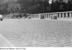 Straßenpflaster, Fahrzeug, Zuschauer