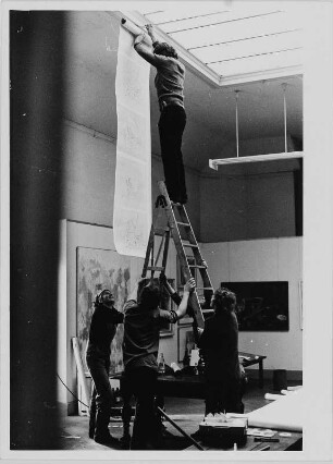 Der Maler und Grafiker Eberhard Göschel und die Bildhauerin Thea Richter beim Aufbau