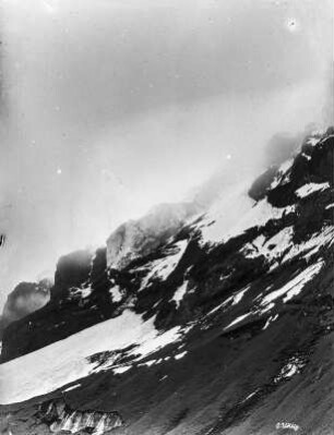 Gebirgslandschaft : Eine schneebedeckte Gebirgslandschaft, vermutlich am Kilimandscharo-Massiv