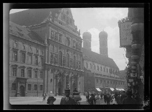 München, Michaelskirche in der Neuhauser Straße mit Frauenkirche im Hintergrund