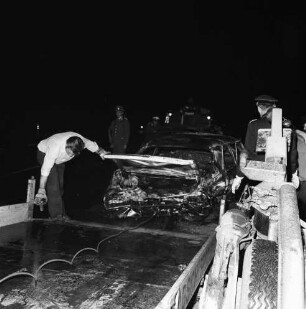 B 404: bei Wolkenwehe: Verkehrsunfall: Auffahrunfall und Zusammenstoß von drei Pkws: Mann mit Arbeitshandschuhen beim Aufladen von Unfallfahrzeug mit eingedrückter Front auf Ladefläche von Abschleppwagen: Feuerwehrlmann der Freiwilligen Feuerwehr Bad Oldesloe mit Arbeitshandschuhen: hinten Polizisten, zweiter Unfallwagen: im Dunkeln