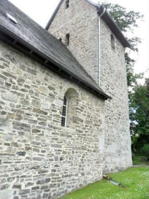 Rhena-(Evangelische Kirche ) - Kirchturm sowie Langhaus mit Werksteinen im Mauersteinverband von Nordosten über Kirchhof