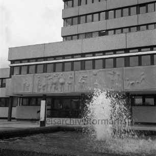 Rathaus: Einweihung: Springbrunnen auf Rathausvorplatz, 13. November 1970
