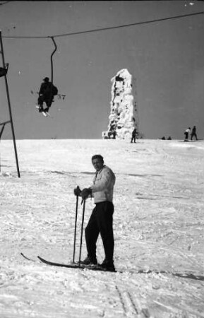 Feldberg: Niki Portrait (ganze Figur)