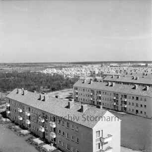 Stonsdorfer Weg: vorne Wohngebäude, dahinter Wohngebäude der Straße Waldscheise, links der Friedhof Harksheide, im Hintergrund rechts das Gewerbegebiet Stonsdorf: Blick vom Rathausgebäude Richtung Nordosten