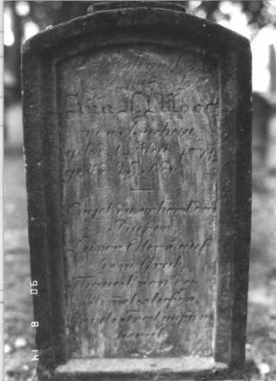 Grabstein 552 (Index: 99787929) Material: Sandstein Zustand: leichter verwittert, Aufsatz fehlt Maße HxBxT: 67x28x11 cm Besonderheit: Kindergrab: Grabstein 552A