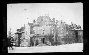 bei Bialowiesk (?) (=Bia³owie¿a, Polen): schlossähnlicher Gebäudekomplex [Forstverwaltungsgebäude]