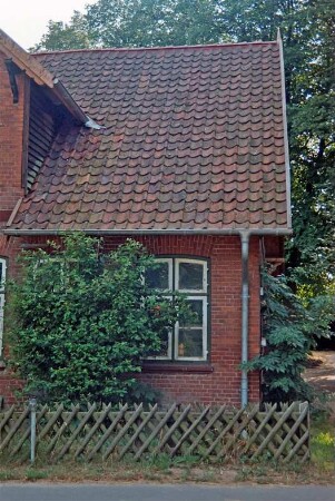 Allee 1: traufständiges Wohnhaus aus Backstein: Straßenfront, Teilansicht rechts mit Sprossenfenstern, Zwerchhaus [angeschnitten]: vorne Jägerzaun: 8. August 1994