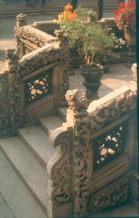Guangzhou (Kanton). Ahnentempel der Familie Chen. Reich mit Ornamentik und figürlichen Darstellungen verzierter Treppenaufgang