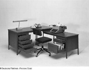Schreibmaschinentisch : Büromöbel-Programm 3-S-E (1973; VEB Märkische Möbelwerke Trebbin). Ansicht mit Schreibtisch, Drehstuhl und Schreibmaschinentisch