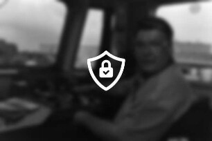 Lokführer [Name maskiert] auf dem Führerstand einer Diesellok