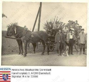 Nieder-Wöllstadt, 1933 Erntedankfest / Umzug, hier: 'Spinnstubenwagen' mit Bauernsöhnen und -töchtern, Knechten und Mägden in der (heutigen) Kudlichsiedlung