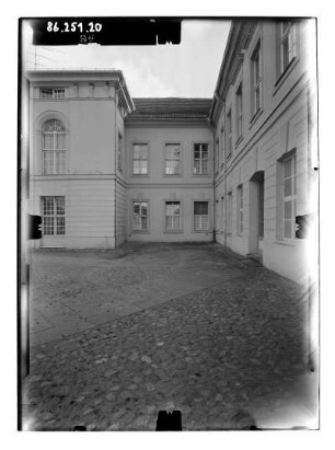 Rheinsberg, Mühlenstraße 1. Schloß (1734-1740; G. W. von Knobelsdorff, J. G. Kemmeter). Ehrenhof