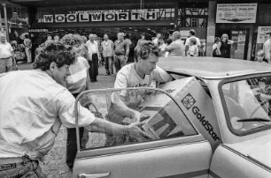 Ex-DDR Bürger in westdeutschen grenznahen Städten, 8. + 9. August 1990. hier: Familie Vockrodt lädt ein verpacktes Fernsehgerät in seinen Trabbi