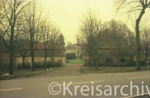 Blumendorf: Gut: Torhäuser: Blick von Norden: hinten Herrenhaus: vorne Straße Blumendorf