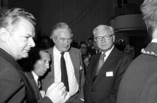 27. Tagung 1977 Chemiker; Sitzreihen im Theater: A. Jaumann, ?, Sir Derek H. R. Barton, Paul Flory