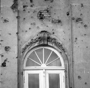 Prötzel, Am Park 1. Schloss Prötzel (1712/1717, A. Schlüter; 1859 Umbau, F. A. Stüler; 1924 Umbau). Portalvorbau auf der Hofseite. Detail: Rechtes Portal. Teilansicht mit Fensterkreuz und Bekrönung
