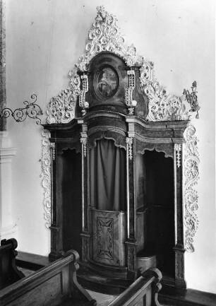 Beichtstuhl : Beichtstuhl. Holz (1701/1750). Mödingen, Klosterkirche Mariä Himmelfahrt