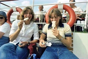 Berlin; Tegel: Daniela und Nicole auf dem Schiff