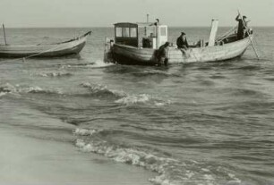 Insel Usedom: Ückeritz. Motorkutter bei der Ausfahrt.