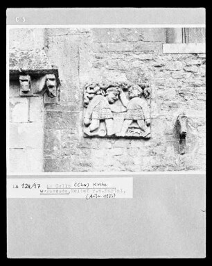 Reliefs rechts vom Portal