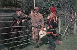 Pausengespräch : Reisefotos Norwegen. Mann mit Samen in Tracht im Gespräch