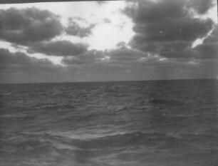 Blick vom Schiff auf offene See