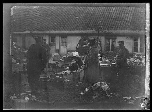 Sortierung der "Weihnachtsliebesgaben" der 10. Kompanie in Halles (Ortsteil von Péronne, Dep. Somme, Frankreich)