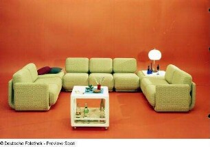 Sitzgruppe : Sitzgruppe (1975; VEB Möbelkombinat "neuzera" Rathenow) und Couchtisch