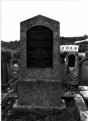 Grabstein 2068 (Index: 100096964) Maße HxBxT: 192x77x30 cm Besonderheit: kulturhistorisch wertvoll / hist.-wiss. Gründe (Salomon: Gemeindestellung) Doppelgrab für Eheleute: Grabstein 2068