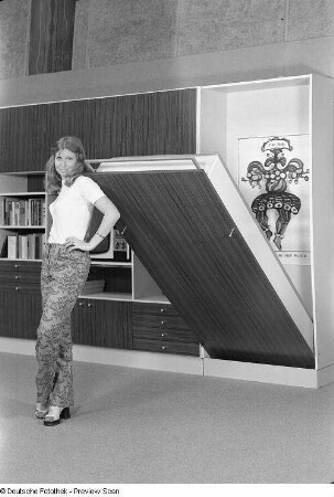 Werbefoto für eine in Bützow montierte Anbauwand mit integrierter Liege (1972)