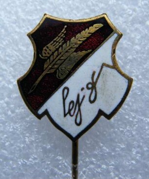 Stenographenabzeichen Stolze-Schrey (mit langer Nadel) : Sammlung Beinhorn. Stenographenabzeichen Stolze-Schrey (geflügelte Feder und Aufschrift (in Kurzschrift) "Stolze-Schrey" auf rot-weißem Grund, mit langer Nadel). Email, Metall; Maße (ohne Nadel) 20 x 18 mm (um 1920). Dresden: SLUB R c 0286