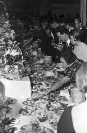 Freiburg: Stadthalle, Sturm auf das Buffet