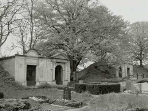 Naundorf-Hohenwussen, Friedhof, Grüfte am Eingangstor