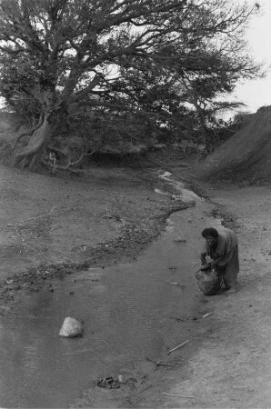 Frau beim Wasser holen : Landschaft mit einem Bachlauf an dem eine Frau Wasser schöpft