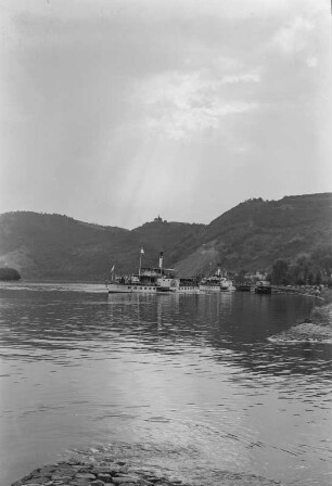 Personen-Seitenraddampfer "Schmilka" (1897, Werft Blasewitz) in Höhe Anlegestelle bei Salesel (Dolní Zálezly). Blick zum Dubitzer Kirchlein